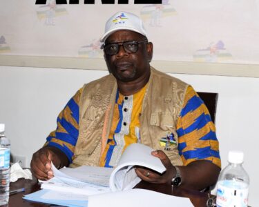 À l’approche des échéances électorales du 26 avril 2026, l’Autorité Nationale des Élections (ANE) intensifie les préparatifs afin d’assurer un processus transparent et crédible en République centrafricaine. Dans un communiqué rendu public ce 7 avril à Bangui, son président, Morouba Mathias Barthélemy, invite les candidats concernés à retirer le spécimen de leur bulletin de vote.