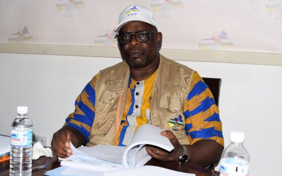 À l’approche des échéances électorales du 26 avril 2026, l’Autorité Nationale des Élections (ANE) intensifie les préparatifs afin d’assurer un processus transparent et crédible en République centrafricaine. Dans un communiqué rendu public ce 7 avril à Bangui, son président, Morouba Mathias Barthélemy, invite les candidats concernés à retirer le spécimen de leur bulletin de vote.