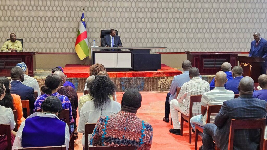 Le Président de la République, Faustin-Archange Touadéra, a rencontré les Centrafricains de la diaspora le vendredi 3 avril 2026, en marge de son investiture à la tête de la 7ᵉ République. Cette rencontre, empreinte d’écoute et de dialogue, a permis d’aborder les enjeux majeurs du développement du pays.