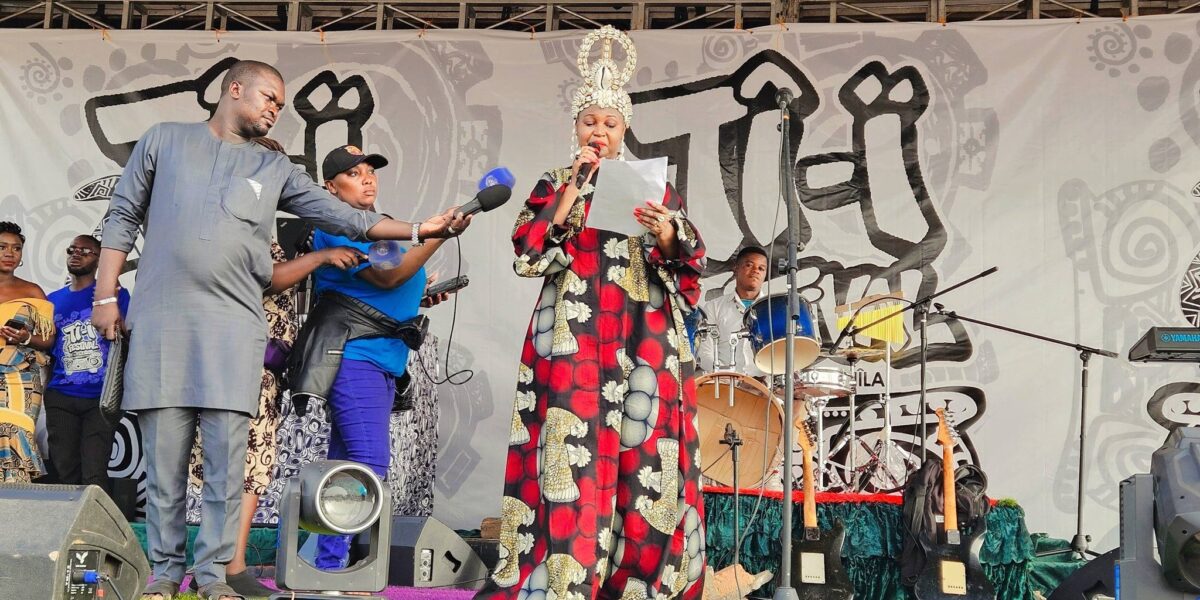 Le Festival Tî-Ï a été officiellement lancé le 4 avril 2026 au stade 20 000 places de Bangui, marquant le début de sa 5ᵉ édition dans une ambiance festive et culturelle. Cet événement majeur se tient du 4 au 10 avril et rassemble artistes, passionnés de culture et curieux autour d’un programme riche et diversifié.