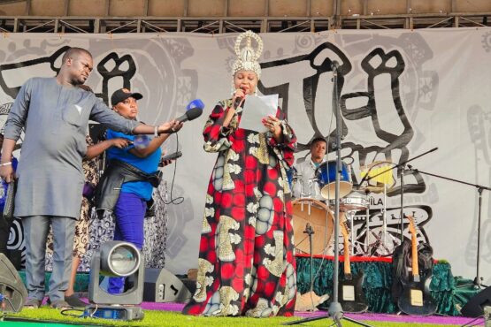 Le Festival Tî-Ï a été officiellement lancé le 4 avril 2026 au stade 20 000 places de Bangui, marquant le début de sa 5ᵉ édition dans une ambiance festive et culturelle. Cet événement majeur se tient du 4 au 10 avril et rassemble artistes, passionnés de culture et curieux autour d’un programme riche et diversifié.