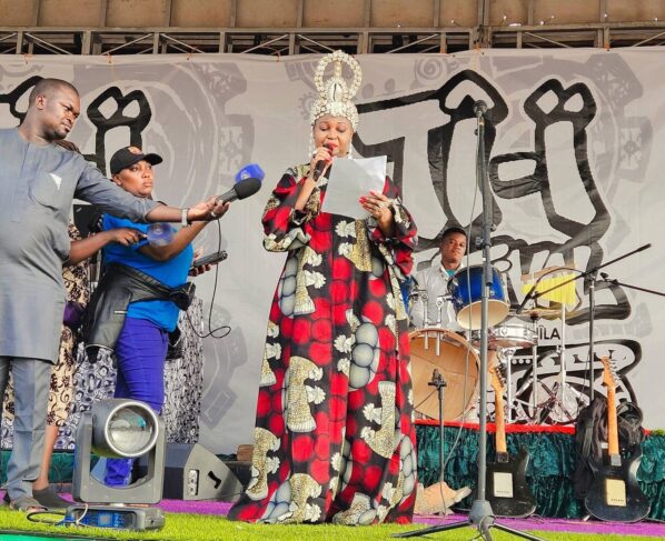 Le Festival Tî-Ï a été officiellement lancé le 4 avril 2026 au stade 20 000 places de Bangui, marquant le début de sa 5ᵉ édition dans une ambiance festive et culturelle. Cet événement majeur se tient du 4 au 10 avril et rassemble artistes, passionnés de culture et curieux autour d’un programme riche et diversifié.