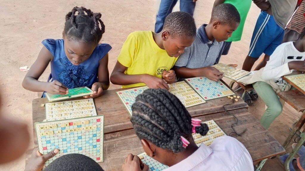 La Fédération centrafricaine de Scrabble a organisé un atelier d'initiation au Scrabble pour les élèves de l'école préfectorale de Bimbo, dans le cadre du mois de la Francophonie. L'objectif est de promouvoir l'apprentissage de la langue française à travers le jeu.