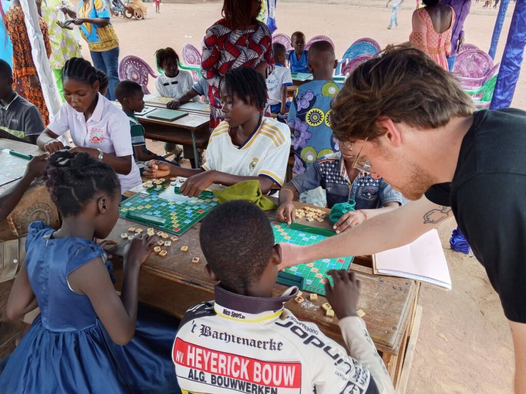 La Fédération centrafricaine de Scrabble a organisé un atelier d'initiation au Scrabble pour les élèves de l'école préfectorale de Bimbo, dans le cadre du mois de la Francophonie. L'objectif est de promouvoir l'apprentissage de la langue française à travers le jeu.