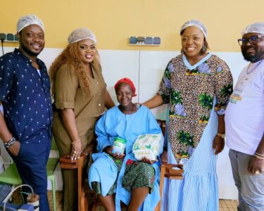 Distribution des kits de nutrition aux enfants prématurés, en présence de madame Portia Deya Abazene et Stevie Doko présidente de L'ONG et quelques membres de l'organisation.