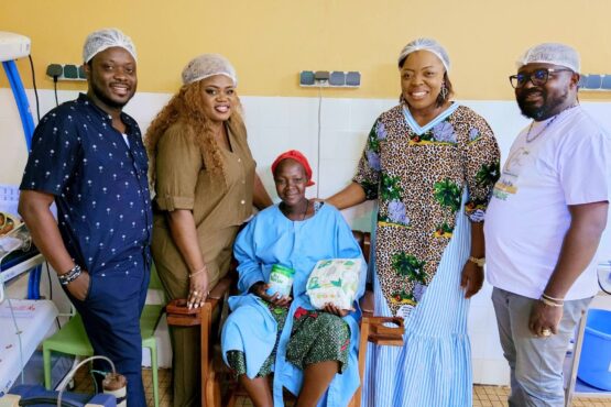 Distribution des kits de nutrition aux enfants prématurés, en présence de madame Portia Deya Abazene et Stevie Doko présidente de L'ONG et quelques membres de l'organisation.