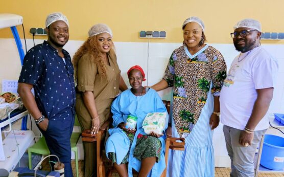Distribution des kits de nutrition aux enfants prématurés, en présence de madame Portia Deya Abazene et Stevie Doko présidente de L'ONG et quelques membres de l'organisation.