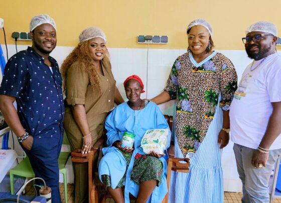 Distribution des kits de nutrition aux enfants prématurés, en présence de madame Portia Deya Abazene et Stevie Doko présidente de L'ONG et quelques membres de l'organisation.