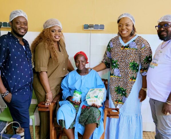 Distribution des kits de nutrition aux enfants prématurés, en présence de madame Portia Deya Abazene et Stevie Doko présidente de L'ONG et quelques membres de l'organisation.