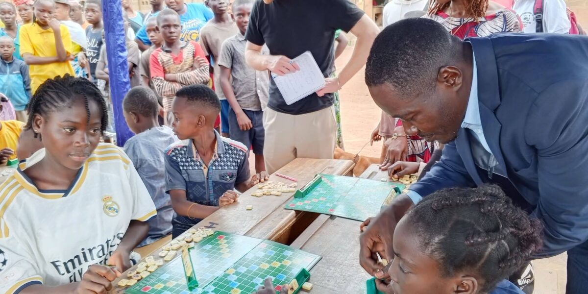 La Fédération centrafricaine de Scrabble a organisé un atelier d'initiation au Scrabble pour les élèves de l'école préfectorale de Bimbo, dans le cadre du mois de la Francophonie. L'objectif est de promouvoir l'apprentissage de la langue française à travers le jeu.