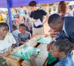 La Fédération centrafricaine de Scrabble a organisé un atelier d'initiation au Scrabble pour les élèves de l'école préfectorale de Bimbo, dans le cadre du mois de la Francophonie. L'objectif est de promouvoir l'apprentissage de la langue française à travers le jeu.