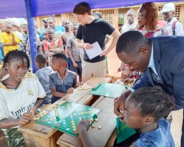 La Fédération centrafricaine de Scrabble a organisé un atelier d'initiation au Scrabble pour les élèves de l'école préfectorale de Bimbo, dans le cadre du mois de la Francophonie. L'objectif est de promouvoir l'apprentissage de la langue française à travers le jeu.