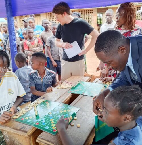 La Fédération centrafricaine de Scrabble a organisé un atelier d'initiation au Scrabble pour les élèves de l'école préfectorale de Bimbo, dans le cadre du mois de la Francophonie. L'objectif est de promouvoir l'apprentissage de la langue française à travers le jeu.