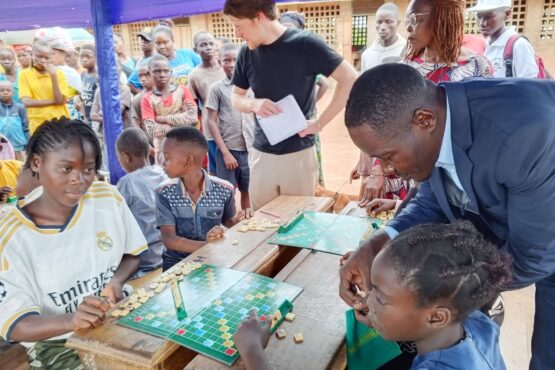 La Fédération centrafricaine de Scrabble a organisé un atelier d'initiation au Scrabble pour les élèves de l'école préfectorale de Bimbo, dans le cadre du mois de la Francophonie. L'objectif est de promouvoir l'apprentissage de la langue française à travers le jeu.