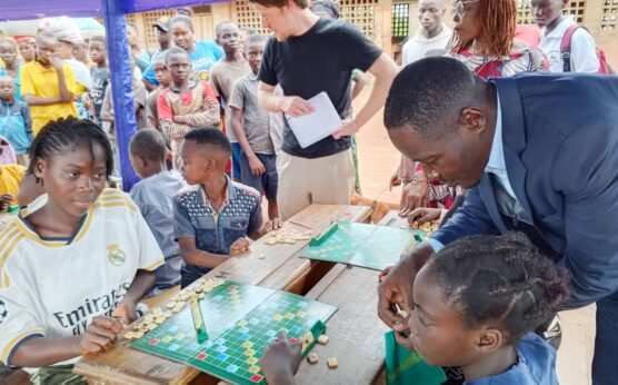La Fédération centrafricaine de Scrabble a organisé un atelier d'initiation au Scrabble pour les élèves de l'école préfectorale de Bimbo, dans le cadre du mois de la Francophonie. L'objectif est de promouvoir l'apprentissage de la langue française à travers le jeu.