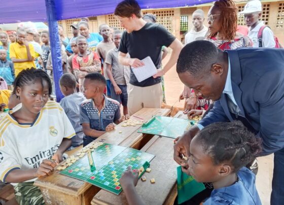 La Fédération centrafricaine de Scrabble a organisé un atelier d'initiation au Scrabble pour les élèves de l'école préfectorale de Bimbo, dans le cadre du mois de la Francophonie. L'objectif est de promouvoir l'apprentissage de la langue française à travers le jeu.