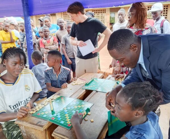 La Fédération centrafricaine de Scrabble a organisé un atelier d'initiation au Scrabble pour les élèves de l'école préfectorale de Bimbo, dans le cadre du mois de la Francophonie. L'objectif est de promouvoir l'apprentissage de la langue française à travers le jeu.