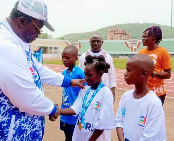 L'Académie Nationale des Champions d'Athlétisme a lancé ses activités à l'occasion de la Journée Internationale du Sport au service du développement et de la Paix. Cet événement a rassemblé des personnalités du monde sportif et politique pour promouvoir l'athlétisme et la paix en République centrafricaine.