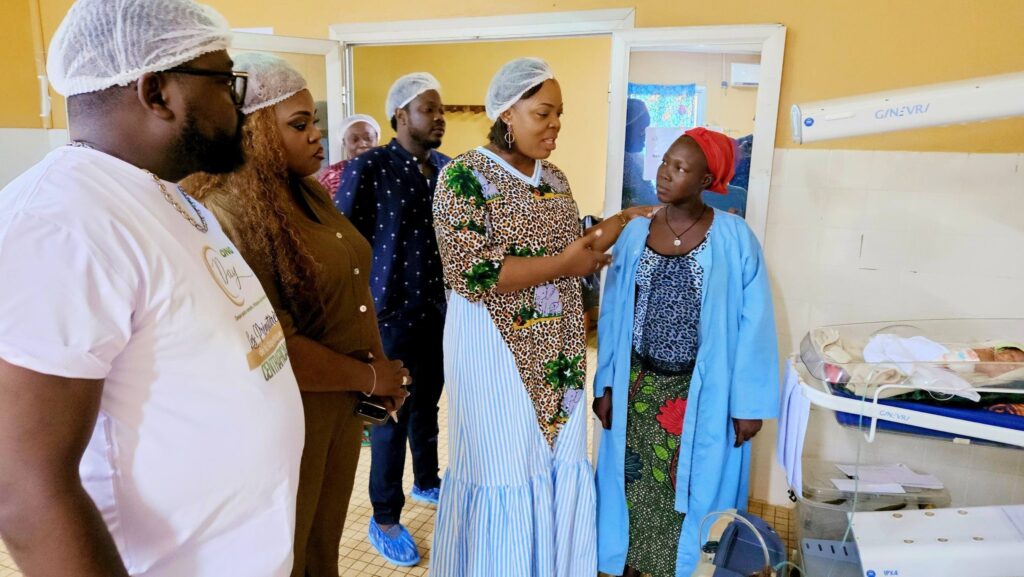 Distribution des kits de nutrition aux enfants prématurés, en présence de madame Portia Deya Abazene et Stevie Doko présidente de L'ONG et quelques membres de l'organisation.