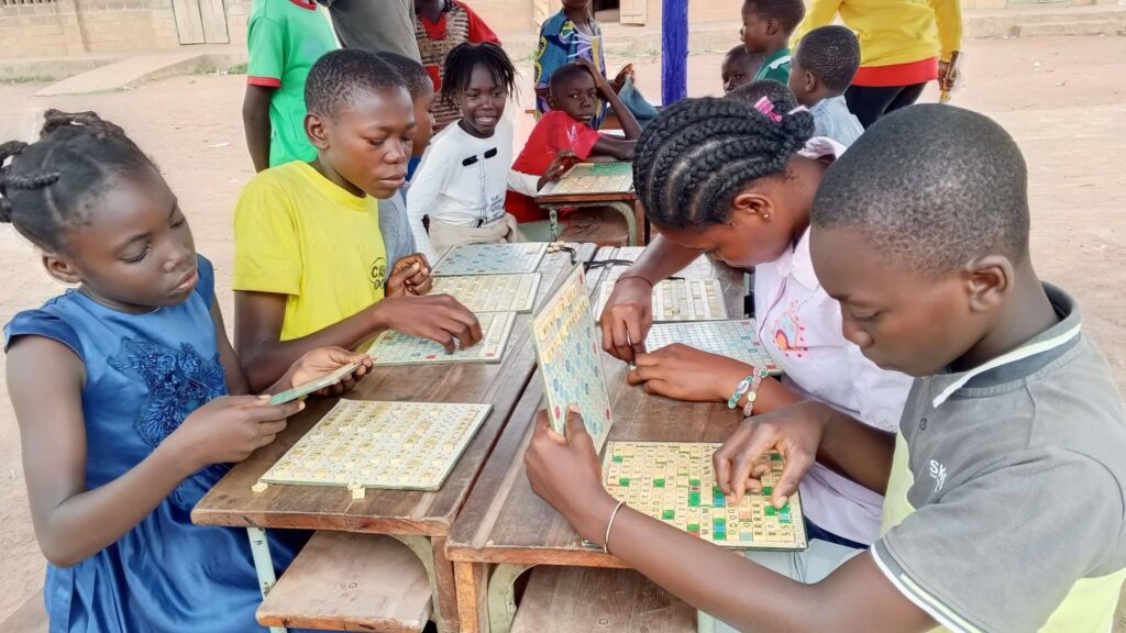La Fédération centrafricaine de Scrabble a organisé un atelier d'initiation au Scrabble pour les élèves de l'école préfectorale de Bimbo, dans le cadre du mois de la Francophonie. L'objectif est de promouvoir l'apprentissage de la langue française à travers le jeu.