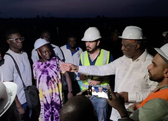 La République centrafricaine s’engage résolument dans la transition énergétique avec le développement du projet Sakaï 2, une centrale solaire de grande envergure actuellement en cours de réalisation. Cette initiative stratégique vise à renforcer l’accès à l’électricité et à répondre durablement aux besoins énergétiques du pays.