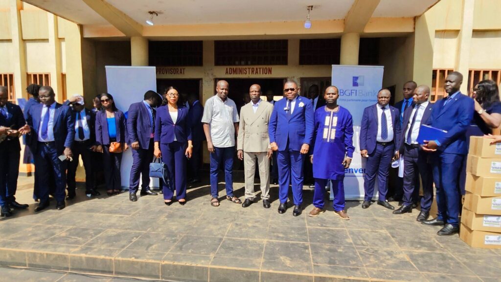 La Fondation BGFIBank a organisé la 4e édition de son activité « Un banquier dans ma classe » en Centrafrique. Pour cette édition, BGFIBank Centrafrique a choisi le Lycée Miskine pour échanger avec environ 500 élèves des classes de terminale et de troisième.
