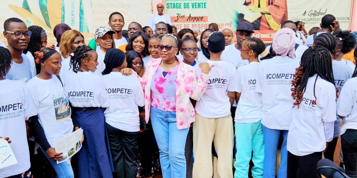 En République Centrafricaine, l’insertion professionnelle des jeunes représente un défi structurel majeur. Avec une population dont 78% a moins de 35 ans et un taux de chômage des jeunes estimé à 25%, la question de l’employabilité est au cœur de la stabilité socio-économique du pays.