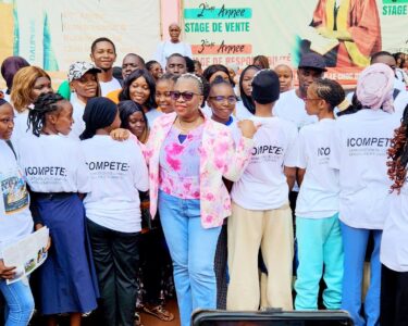 En République Centrafricaine, l’insertion professionnelle des jeunes représente un défi structurel majeur. Avec une population dont 78% a moins de 35 ans et un taux de chômage des jeunes estimé à 25%, la question de l’employabilité est au cœur de la stabilité socio-économique du pays.