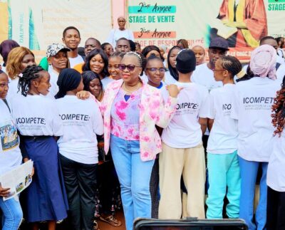 En République Centrafricaine, l’insertion professionnelle des jeunes représente un défi structurel majeur. Avec une population dont 78% a moins de 35 ans et un taux de chômage des jeunes estimé à 25%, la question de l’employabilité est au cœur de la stabilité socio-économique du pays.