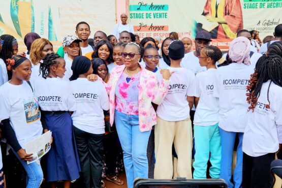 En République Centrafricaine, l’insertion professionnelle des jeunes représente un défi structurel majeur. Avec une population dont 78% a moins de 35 ans et un taux de chômage des jeunes estimé à 25%, la question de l’employabilité est au cœur de la stabilité socio-économique du pays.