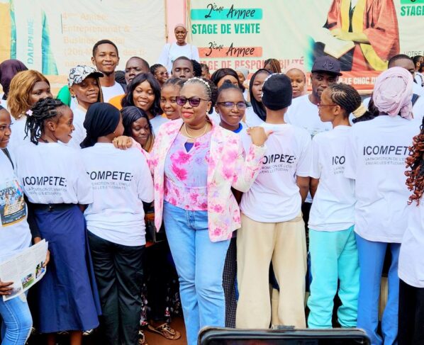 En République Centrafricaine, l’insertion professionnelle des jeunes représente un défi structurel majeur. Avec une population dont 78% a moins de 35 ans et un taux de chômage des jeunes estimé à 25%, la question de l’employabilité est au cœur de la stabilité socio-économique du pays.