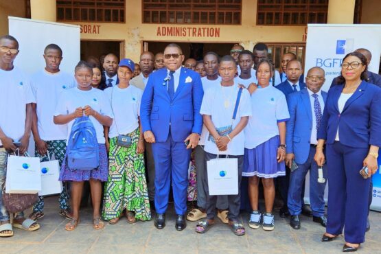 La Fondation BGFIBank a organisé la 4e édition de son activité « Un banquier dans ma classe » en Centrafrique. Pour cette édition, BGFIBank Centrafrique a choisi le Lycée Miskine pour échanger avec environ 500 élèves des classes de terminale et de troisième.