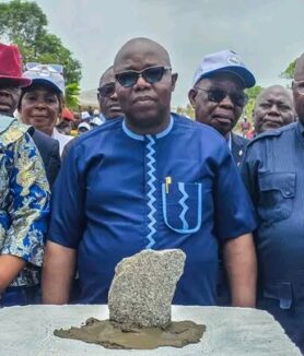 Les travaux de construction de la centrale solaire de Bouar, dans le nord-ouest de la République centrafricaine, ont été officiellement lancés grâce au financement de la Banque mondiale, dans le cadre du projet PARSE. Cette initiative vise à améliorer de manière durable l’accès à l’électricité dans plusieurs villes du pays.