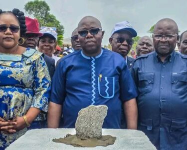 Les travaux de construction de la centrale solaire de Bouar, dans le nord-ouest de la République centrafricaine, ont été officiellement lancés grâce au financement de la Banque mondiale, dans le cadre du projet PARSE. Cette initiative vise à améliorer de manière durable l’accès à l’électricité dans plusieurs villes du pays.