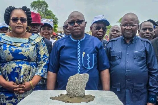 Les travaux de construction de la centrale solaire de Bouar, dans le nord-ouest de la République centrafricaine, ont été officiellement lancés grâce au financement de la Banque mondiale, dans le cadre du projet PARSE. Cette initiative vise à améliorer de manière durable l’accès à l’électricité dans plusieurs villes du pays.