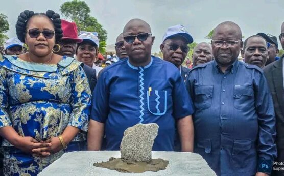 Les travaux de construction de la centrale solaire de Bouar, dans le nord-ouest de la République centrafricaine, ont été officiellement lancés grâce au financement de la Banque mondiale, dans le cadre du projet PARSE. Cette initiative vise à améliorer de manière durable l’accès à l’électricité dans plusieurs villes du pays.