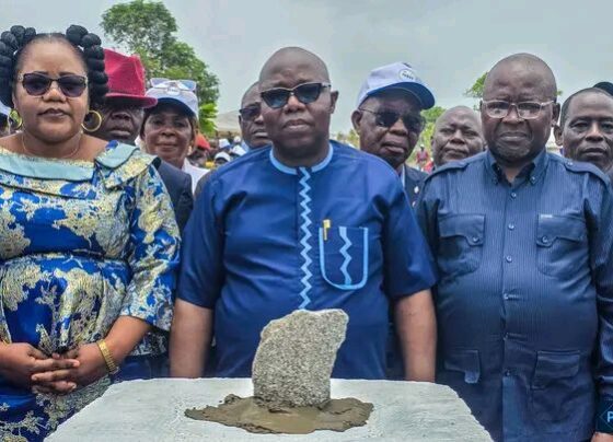 Les travaux de construction de la centrale solaire de Bouar, dans le nord-ouest de la République centrafricaine, ont été officiellement lancés grâce au financement de la Banque mondiale, dans le cadre du projet PARSE. Cette initiative vise à améliorer de manière durable l’accès à l’électricité dans plusieurs villes du pays.