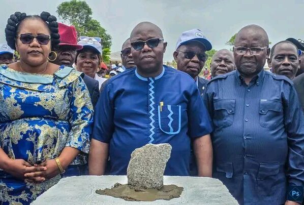 Les travaux de construction de la centrale solaire de Bouar, dans le nord-ouest de la République centrafricaine, ont été officiellement lancés grâce au financement de la Banque mondiale, dans le cadre du projet PARSE. Cette initiative vise à améliorer de manière durable l’accès à l’électricité dans plusieurs villes du pays.