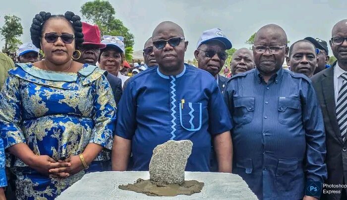 Les travaux de construction de la centrale solaire de Bouar, dans le nord-ouest de la République centrafricaine, ont été officiellement lancés grâce au financement de la Banque mondiale, dans le cadre du projet PARSE. Cette initiative vise à améliorer de manière durable l’accès à l’électricité dans plusieurs villes du pays.