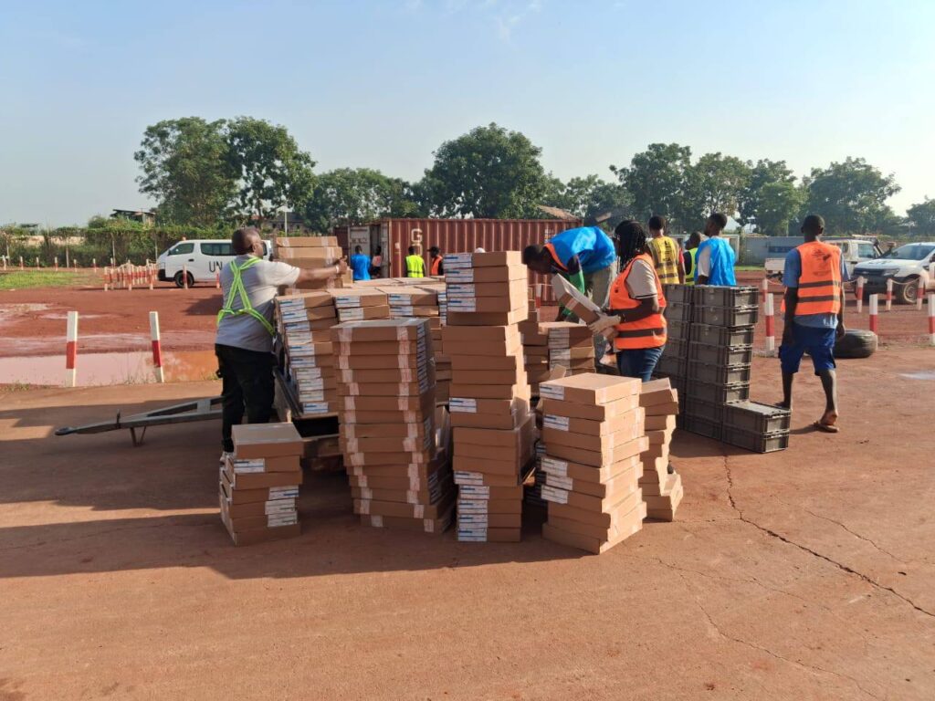 À quelques jours des élections prévues le 26 avril 2026, la République centrafricaine franchit une étape majeure dans son processus électoral avec le déploiement effectif du matériel électoral sur le territoire national.