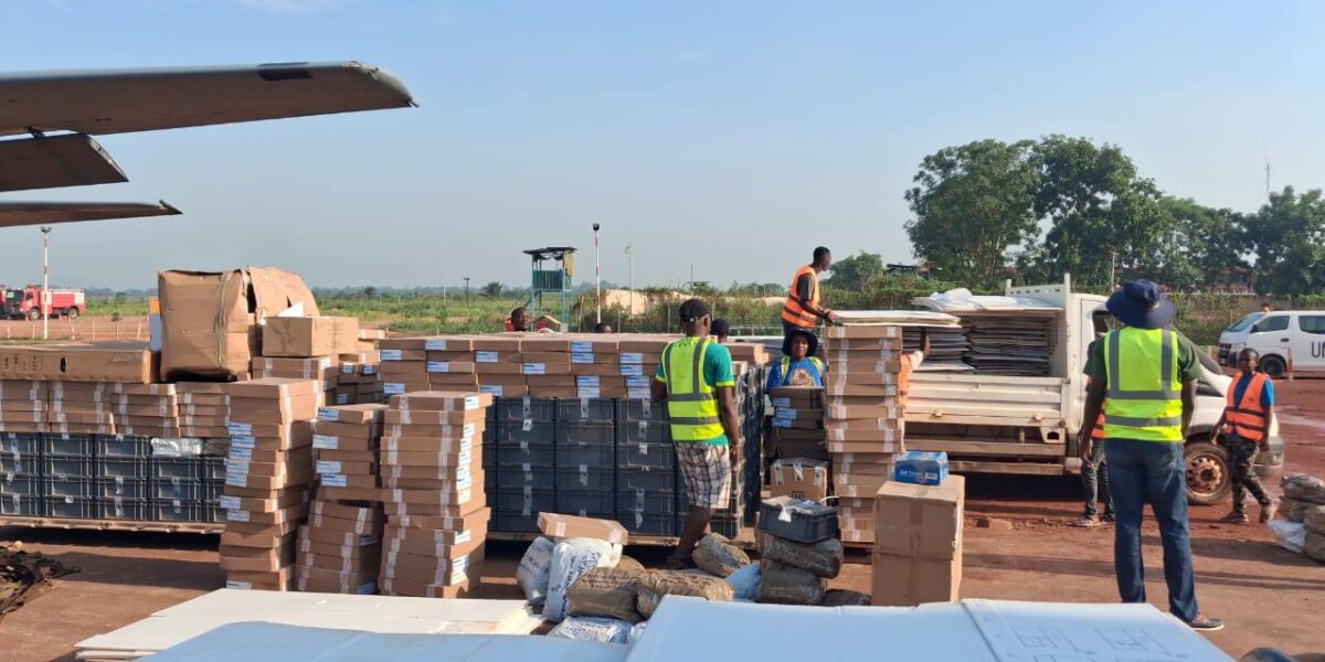 À quelques jours des élections prévues le 26 avril 2026, la République centrafricaine franchit une étape majeure dans son processus électoral avec le déploiement effectif du matériel électoral sur le territoire national.