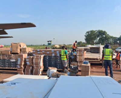 À quelques jours des élections prévues le 26 avril 2026, la République centrafricaine franchit une étape majeure dans son processus électoral avec le déploiement effectif du matériel électoral sur le territoire national.