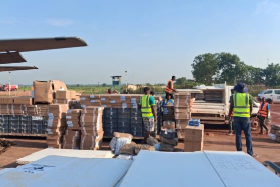 À quelques jours des élections prévues le 26 avril 2026, la République centrafricaine franchit une étape majeure dans son processus électoral avec le déploiement effectif du matériel électoral sur le territoire national.