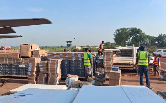 À quelques jours des élections prévues le 26 avril 2026, la République centrafricaine franchit une étape majeure dans son processus électoral avec le déploiement effectif du matériel électoral sur le territoire national.