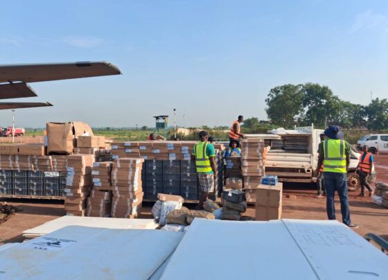 À quelques jours des élections prévues le 26 avril 2026, la République centrafricaine franchit une étape majeure dans son processus électoral avec le déploiement effectif du matériel électoral sur le territoire national.