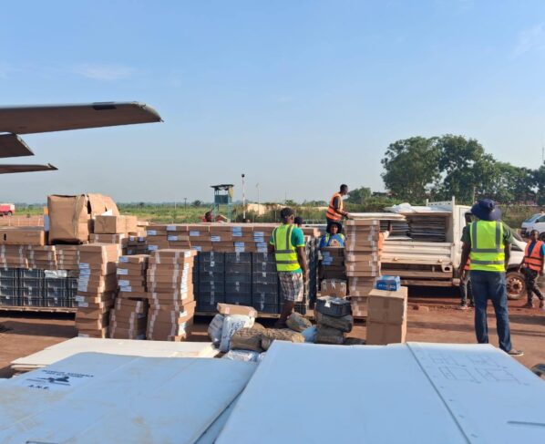 À quelques jours des élections prévues le 26 avril 2026, la République centrafricaine franchit une étape majeure dans son processus électoral avec le déploiement effectif du matériel électoral sur le territoire national.
