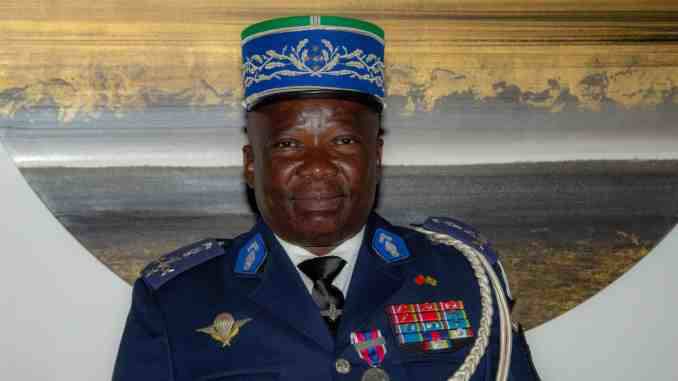 Une page inédite de l’histoire militaire de la République centrafricaine s’est écrite le 20 avril 2026, avec la distinction d’un officier général centrafricain par les autorités françaises. Le Général Henri Wanzet Linguisara a en effet été décoré de la Médaille de la Défense nationale lors d’une cérémonie solennelle organisée à Bangui.