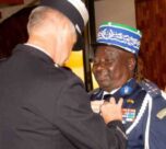 Une page inédite de l’histoire militaire de la République centrafricaine s’est écrite le 20 avril 2026, avec la distinction d’un officier général centrafricain par les autorités françaises. Le Général Henri Wanzet Linguisara a en effet été décoré de la Médaille de la Défense nationale lors d’une cérémonie solennelle organisée à Bangui.