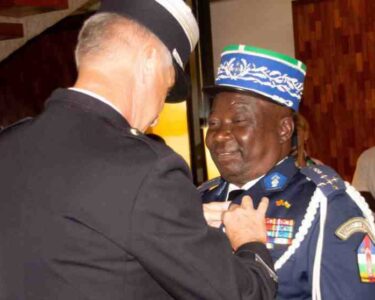Une page inédite de l’histoire militaire de la République centrafricaine s’est écrite le 20 avril 2026, avec la distinction d’un officier général centrafricain par les autorités françaises. Le Général Henri Wanzet Linguisara a en effet été décoré de la Médaille de la Défense nationale lors d’une cérémonie solennelle organisée à Bangui.