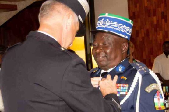 Une page inédite de l’histoire militaire de la République centrafricaine s’est écrite le 20 avril 2026, avec la distinction d’un officier général centrafricain par les autorités françaises. Le Général Henri Wanzet Linguisara a en effet été décoré de la Médaille de la Défense nationale lors d’une cérémonie solennelle organisée à Bangui.